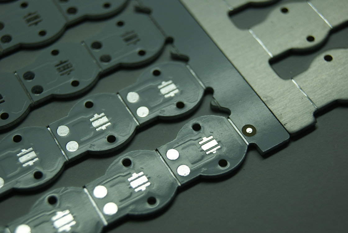 PCB metallici ad alta conduttività termica con vetrina bianca e ponte vetrina di 0,1 mm min. per la gestione termica