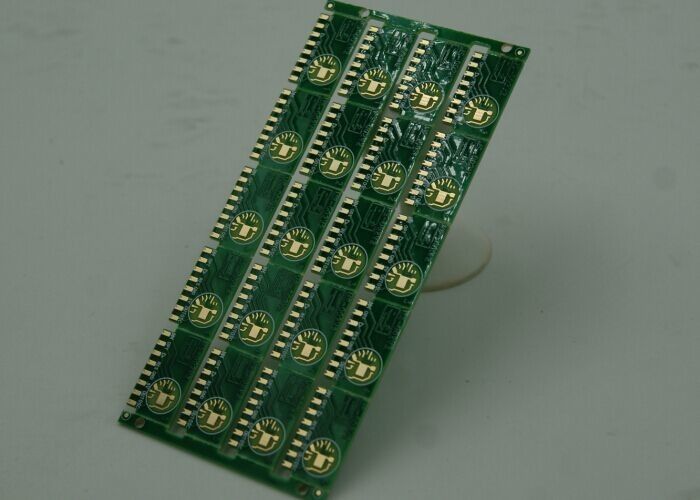 PCB a doppio lato con trattamento superficiale in oro di immersione bianca/nera Silkscreen 1,6 mm 0,075 mm Min Hole Dia