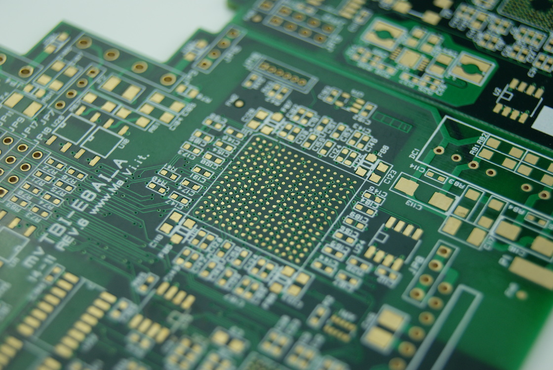 Scheda PCB multistrato spessore 1,6 mm, tecnologia a montaggio superficiale e maschera di saldatura verde per prestazioni superiori